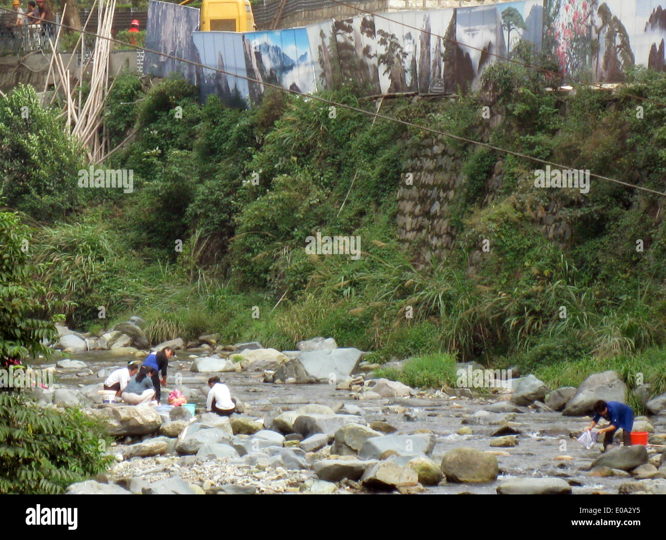 (FILE) - Un archivio foto, datata 20 settembre 2009, mostra un gruppo di donne a lavare i loro panni in un piccolo fiume di Tangkou, Cina. La città di Tangkou è una destinazione preferita dai turisti, in particolare tra i turisti cinesi, per escursioni nella vicina Huang Shan montagne (giallo montagne). Foto: Alexandra Schuler - nessun filo SERVICE - Foto Stock