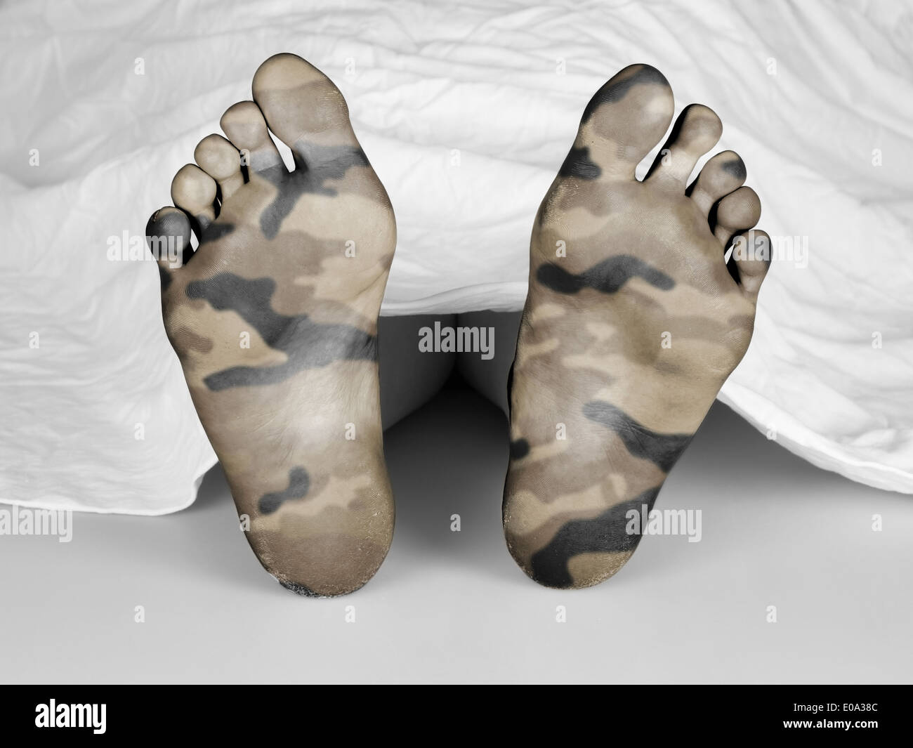 Corpo morto sotto un foglio bianco suicidio assassinio o alla morte naturale camouflage Foto Stock