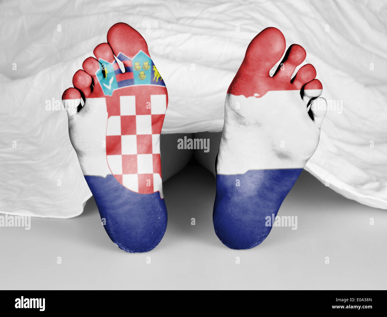 Corpo morto sotto un foglio bianco Bandiera della Croazia Foto Stock