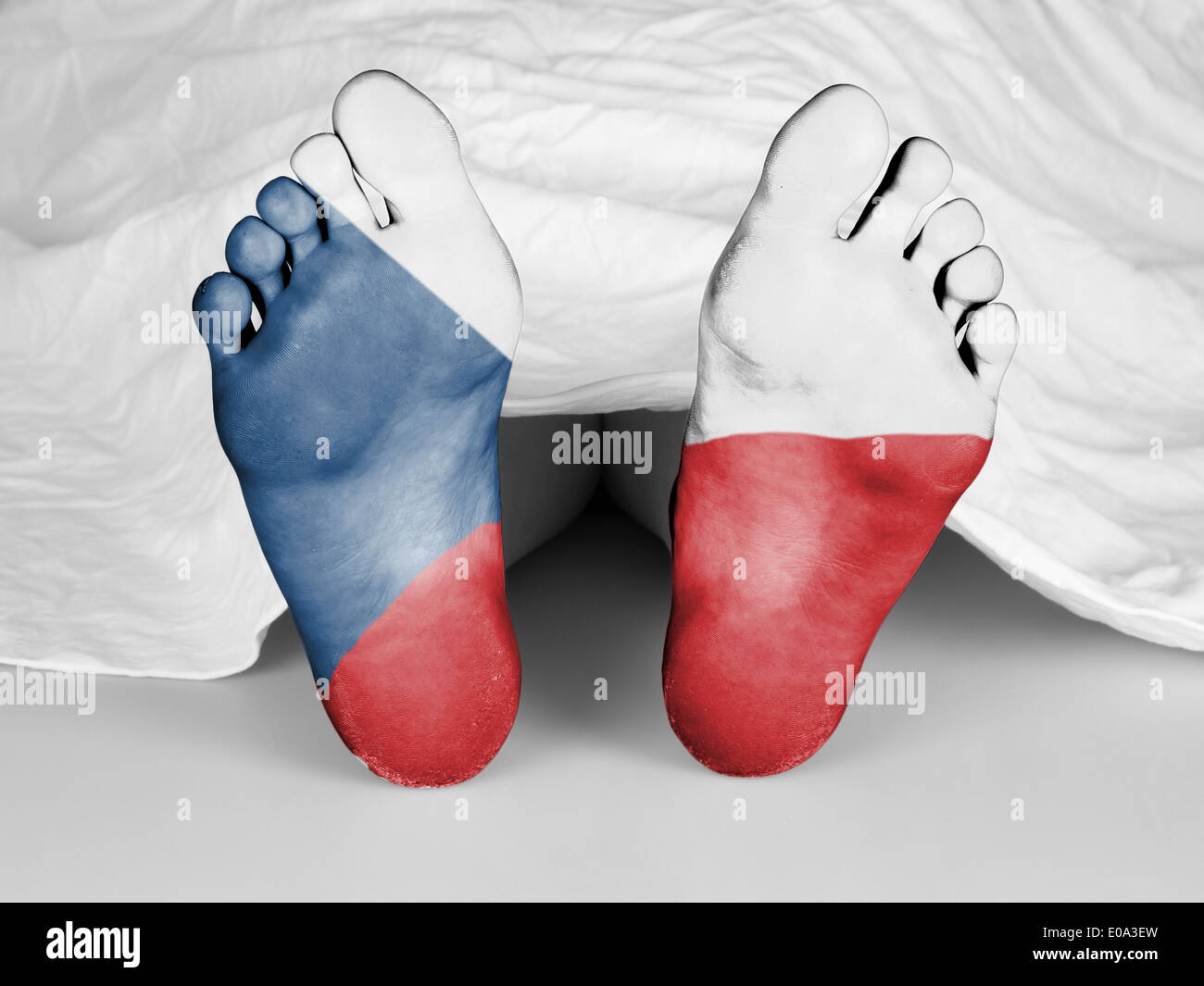 Corpo morto sotto un foglio bianco bandiera della Repubblica ceca Foto Stock
