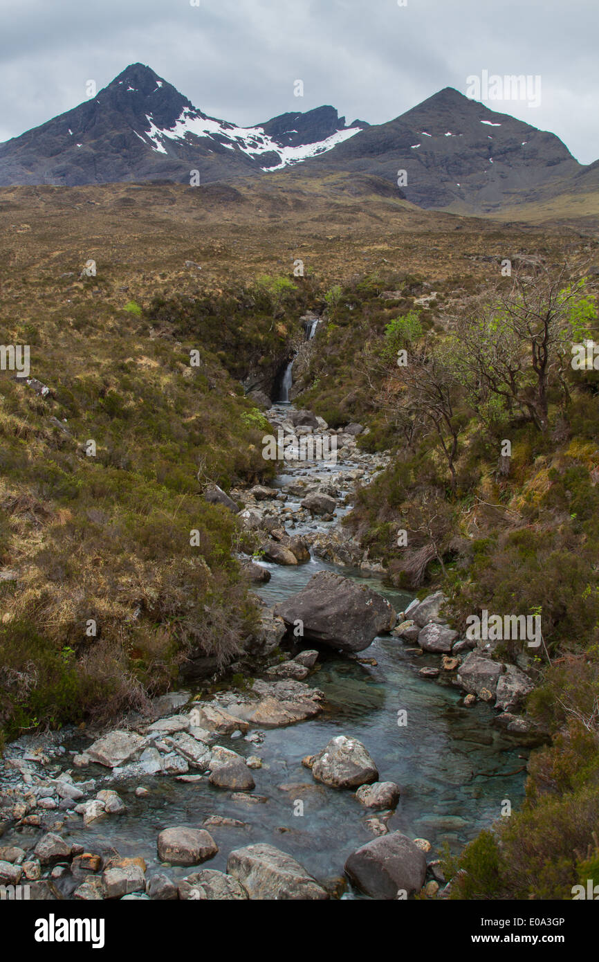 Allt Dearg Beag con Sgurr nan Gillean in background, Isola di Skye in Scozia Foto Stock