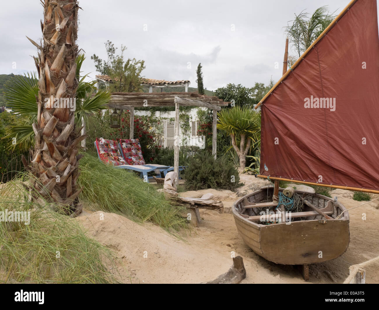 Malvern, Worcestershire, Regno Unito, 7 maggio 2014 RHS Malvern spettacolo primaverile. En su Casa en la playa (a casa sulla spiaggia) giardino progettato da Villaggio Verde mostra porta giardino mediterraneo, sole, sabbia e mare a Malvern Credito: Ian Thwaites/Alamy Live News Foto Stock