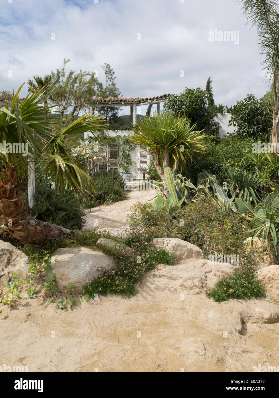Malvern, Worcestershire, Regno Unito, 7 maggio 2014 RHS Malvern spettacolo primaverile. En su Casa en la playa (a casa sulla spiaggia) giardino progettato da Villaggio Verde mostra porta giardino mediterraneo, sole, sabbia e mare a Malvern Credito: Ian Thwaites/Alamy Live News Foto Stock