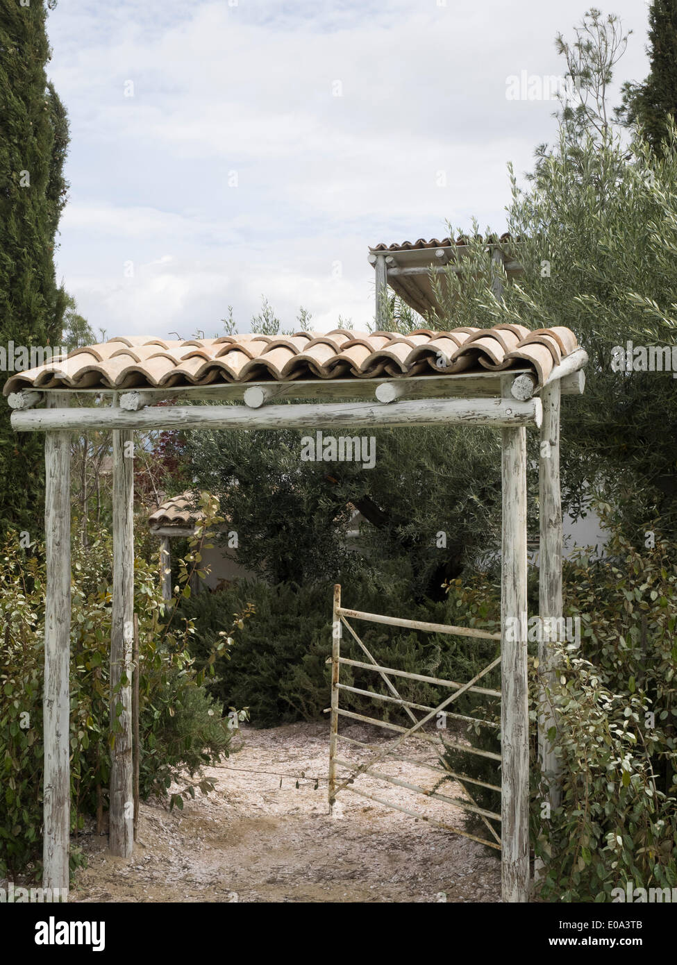 Malvern, Worcestershire, Regno Unito, 7 maggio 2014 RHS Malvern spettacolo primaverile. En su Casa en la playa (a casa sulla spiaggia) giardino progettato da Villaggio Verde mostra porta giardino mediterraneo, sole, sabbia e mare a Malvern Credito: Ian Thwaites/Alamy Live News Foto Stock