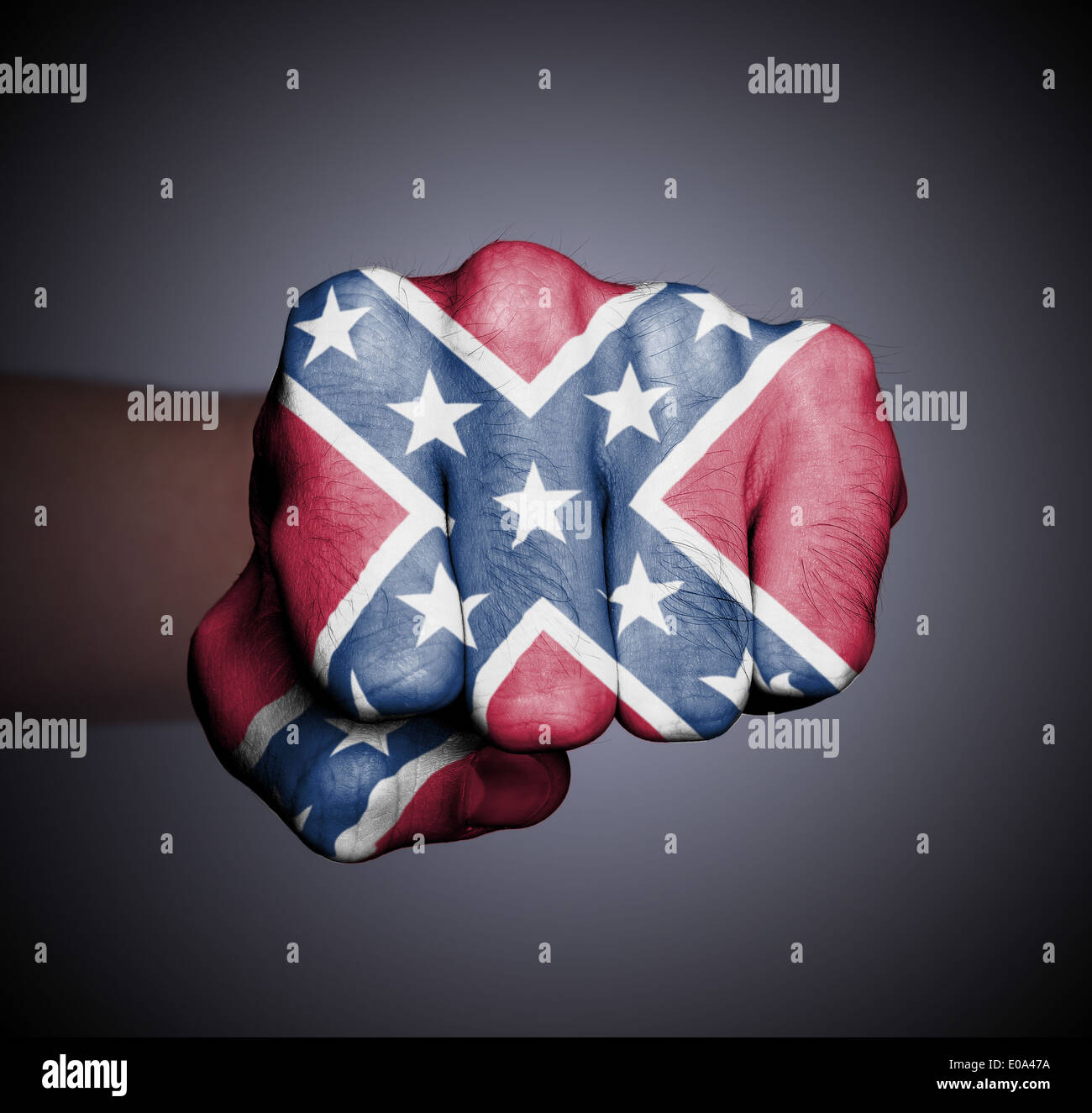 Vista frontale di una punzonatura di mano bandiera Confederate Foto Stock