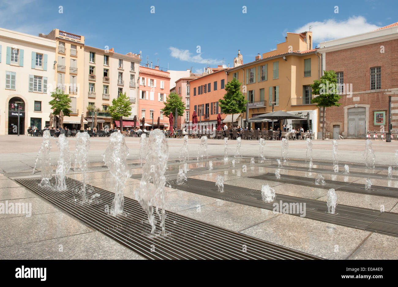 La piazza Place de la République a Perpignan, una volta casa di un orribile parcheggio, è stata ricostruita con una moderna fontana di acqua Foto Stock