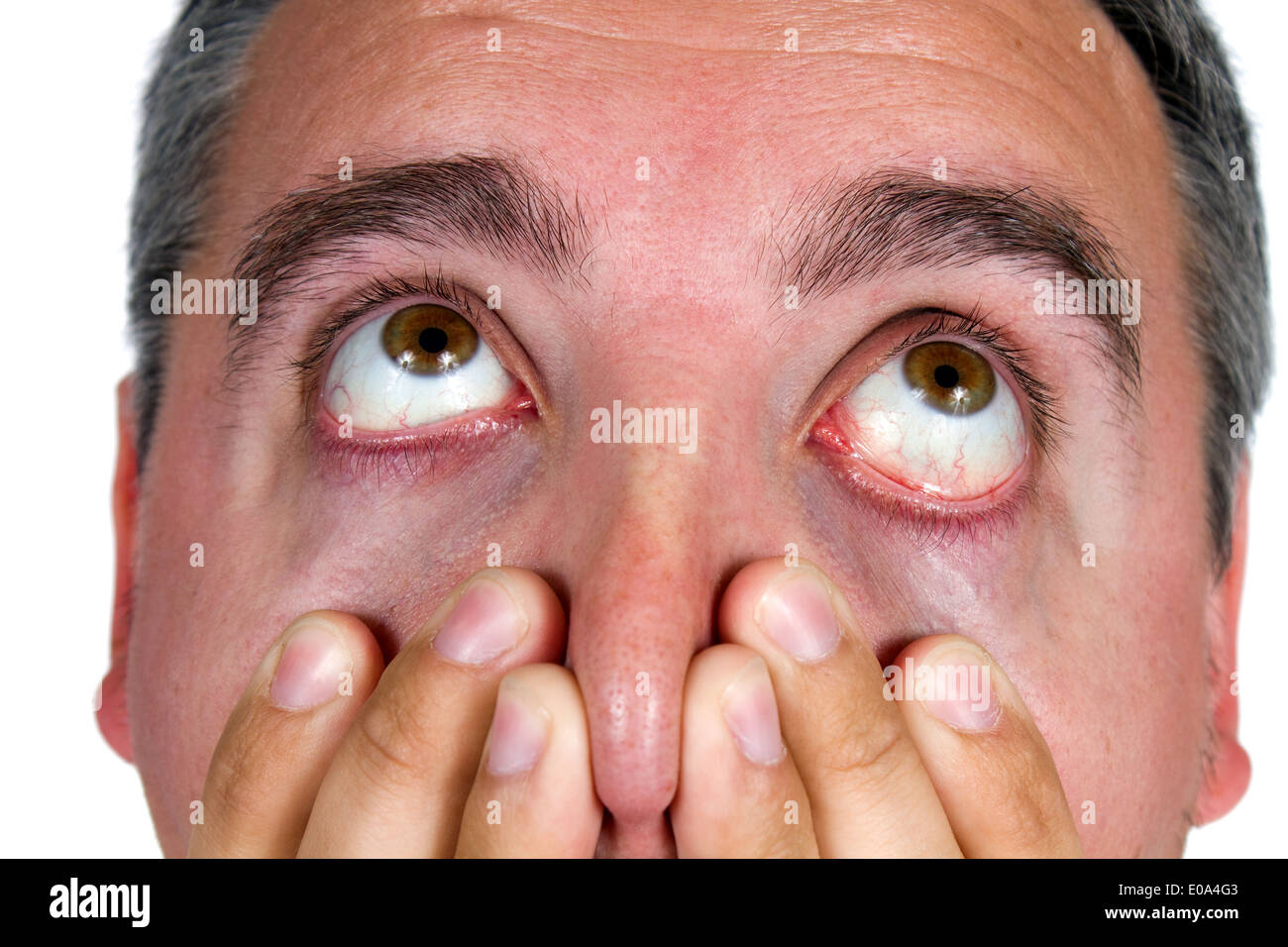 Bulbi oculari dell uomo come egli guarda fino a sorpresa e shock. Foto Stock