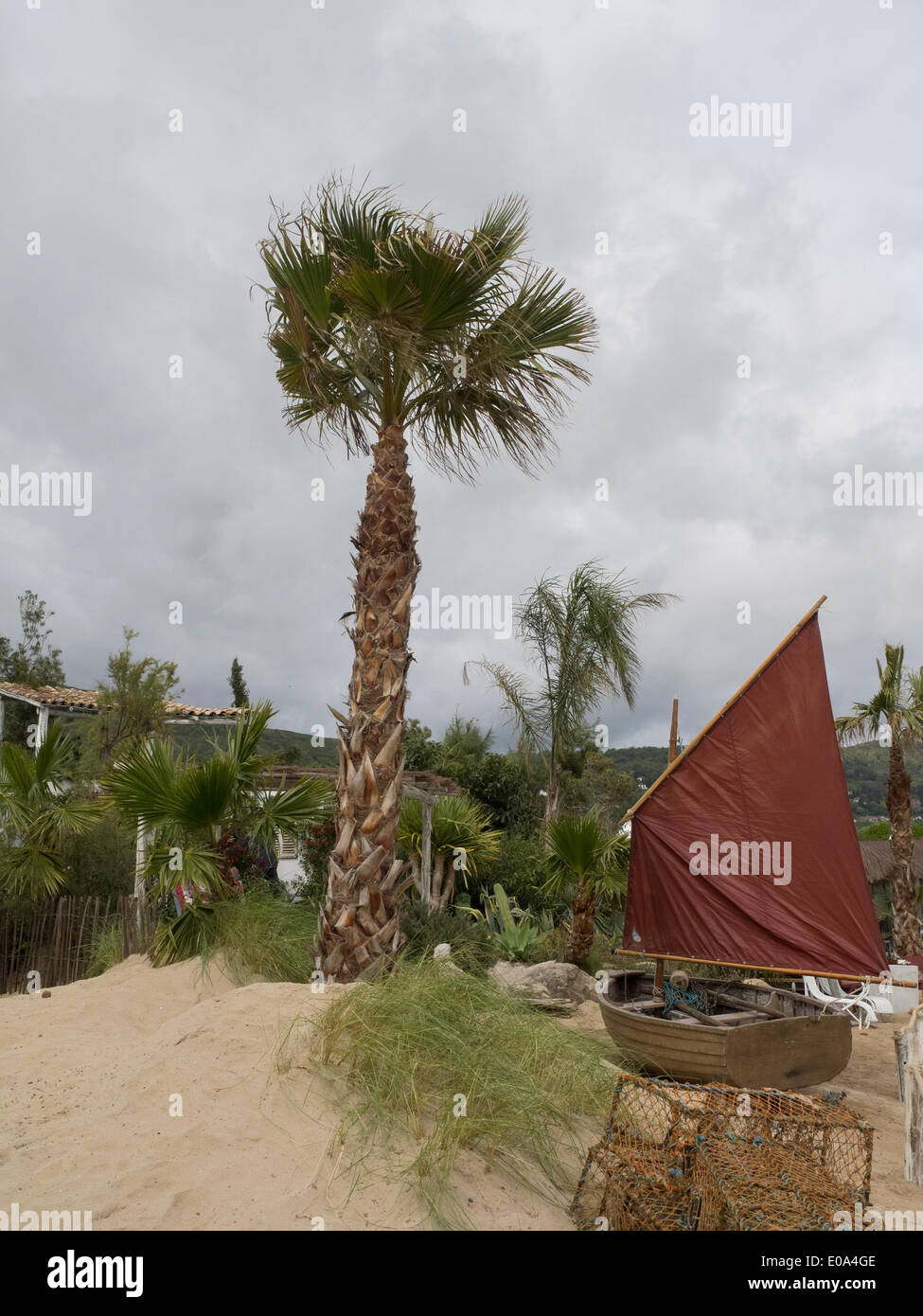 Malvern, Worcestershire, Regno Unito, 7 maggio 2014 RHS Malvern spettacolo primaverile. En su Casa en la playa (a casa sulla spiaggia) giardino progettato da Villaggio Verde mostra porta giardino mediterraneo, sole, sabbia e mare a Malvern Credito: Ian Thwaites/Alamy Live News Foto Stock
