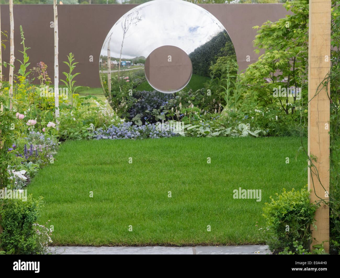 Malvern, Worcestershire, Regno Unito, 7 maggio 2014 RHS Malvern spettacolo primaverile. Rosy e vittoria giardino disegnato da Samantha Willis. Credito: Ian Thwaites/Alamy Live News Foto Stock