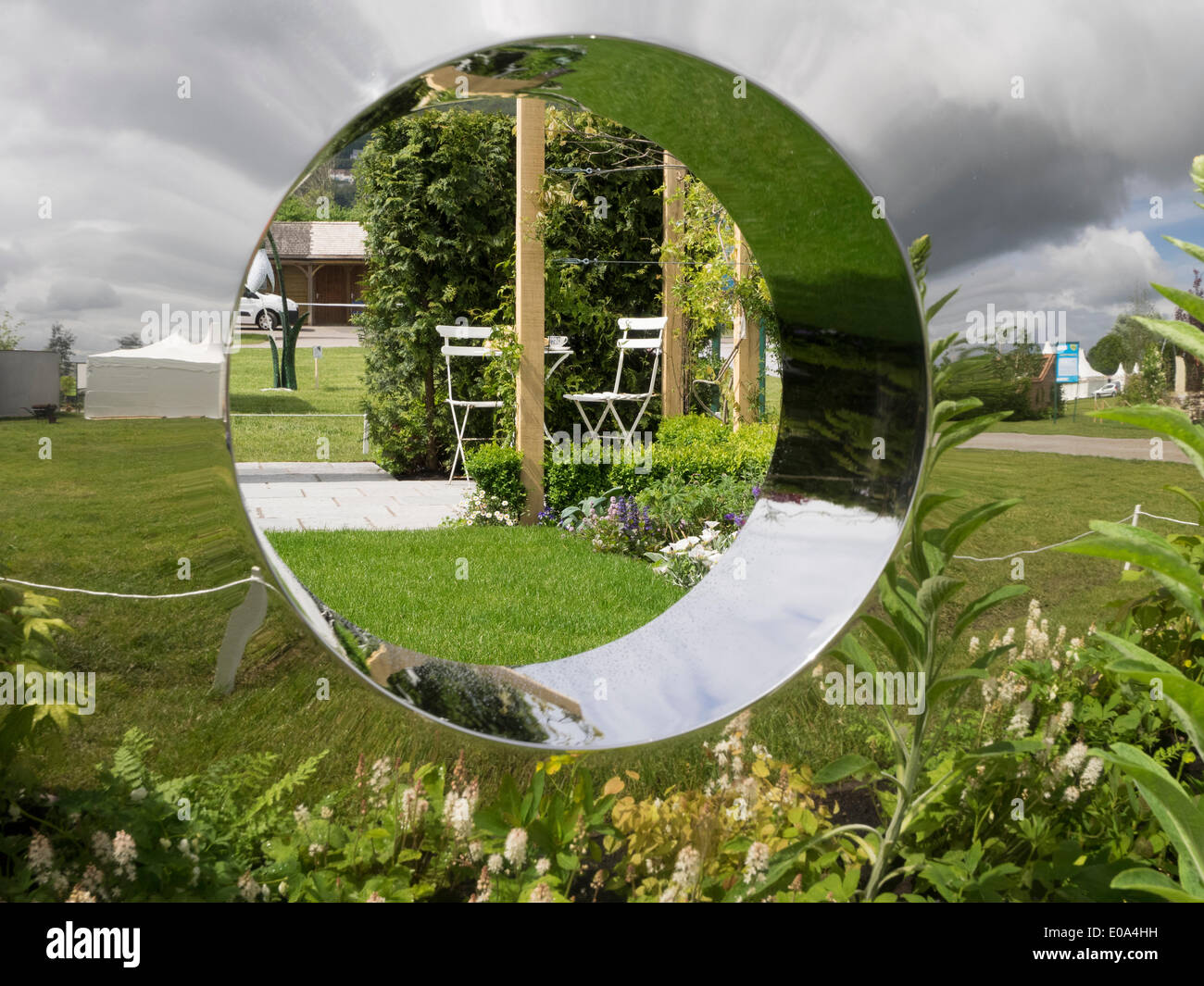Malvern, Worcestershire, Regno Unito, 7 maggio 2014 RHS Malvern spettacolo primaverile. Rosy e vittoria giardino disegnato da Samantha Willis. Credito: Ian Thwaites/Alamy Live News Foto Stock
