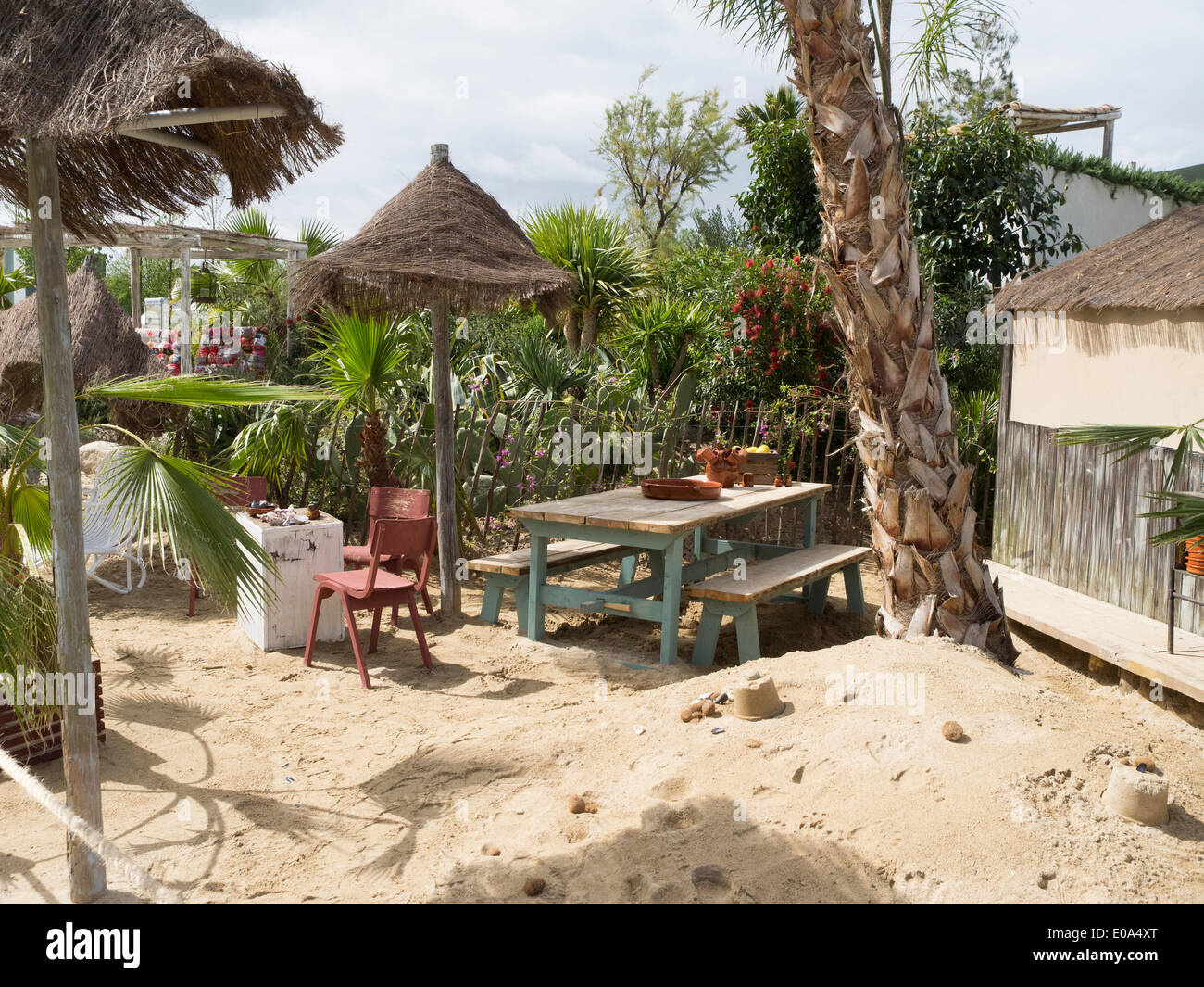 Malvern, Worcestershire, Regno Unito, 7 maggio 2014 RHS Malvern spettacolo primaverile. En su Casa en la playa (a casa sulla spiaggia) giardino progettato da Villaggio Verde mostra porta giardino mediterraneo, sole, sabbia e mare a Malvern Credito: Ian Thwaites/Alamy Live News Foto Stock