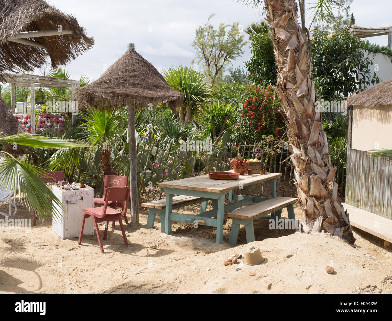 Malvern, Worcestershire, Regno Unito, 7 maggio 2014 RHS Malvern spettacolo primaverile. En su Casa en la playa (a casa sulla spiaggia) giardino progettato da Villaggio Verde mostra porta giardino mediterraneo, sole, sabbia e mare a Malvern Credito: Ian Thwaites/Alamy Live News Foto Stock