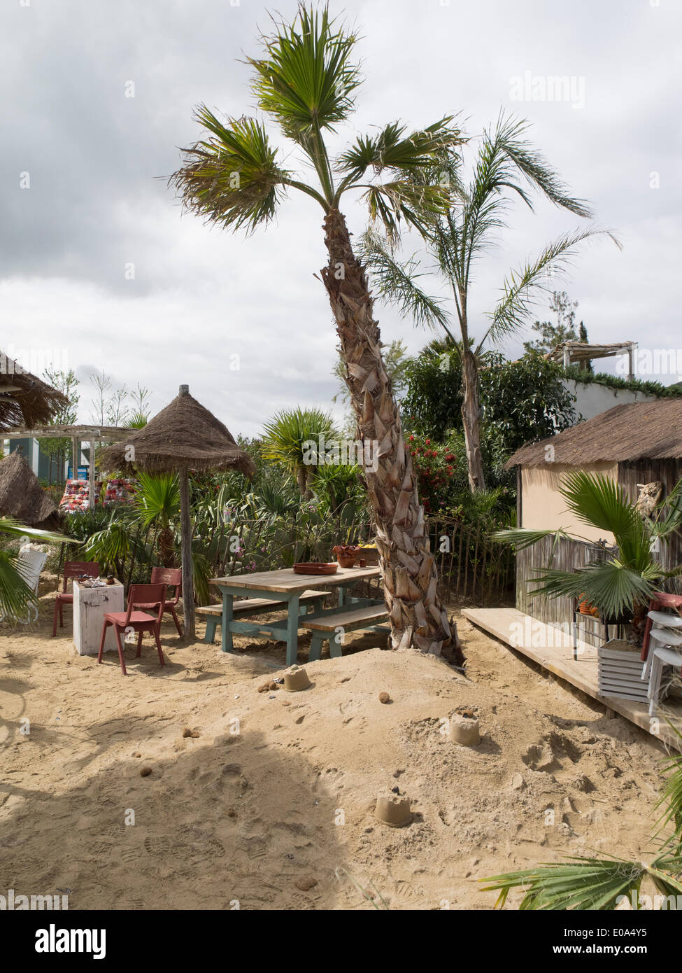 Malvern, Worcestershire, Regno Unito, 7 maggio 2014 RHS Malvern spettacolo primaverile. En su Casa en la playa (a casa sulla spiaggia) giardino progettato da Villaggio Verde mostra porta giardino mediterraneo, sole, sabbia e mare a Malvern Credito: Ian Thwaites/Alamy Live News Foto Stock