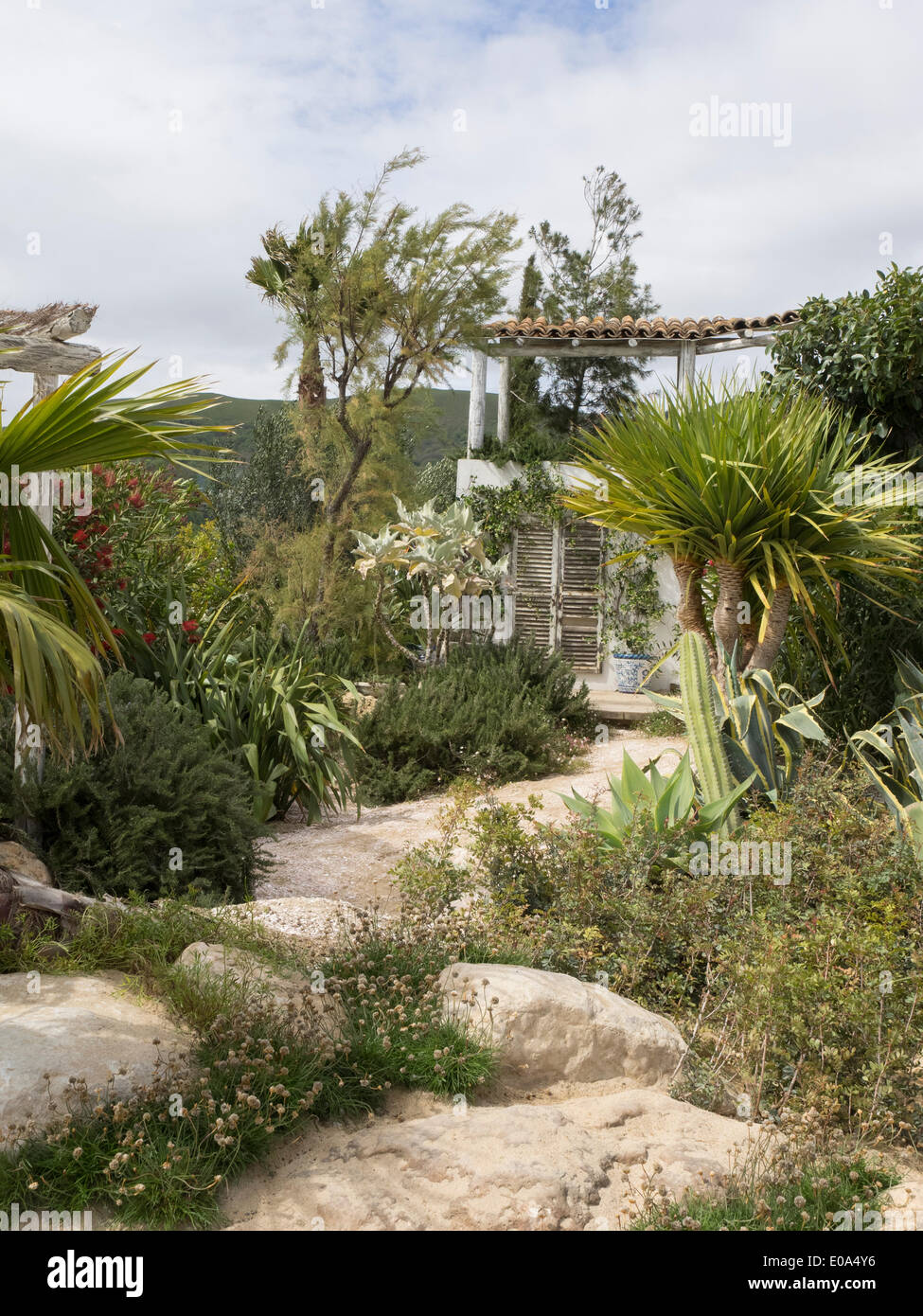 Malvern, Worcestershire, Regno Unito, 7 maggio 2014 RHS Malvern spettacolo primaverile. En su Casa en la playa (a casa sulla spiaggia) giardino progettato da Villaggio Verde mostra porta giardino mediterraneo, sole, sabbia e mare a Malvern Credito: Ian Thwaites/Alamy Live News Foto Stock