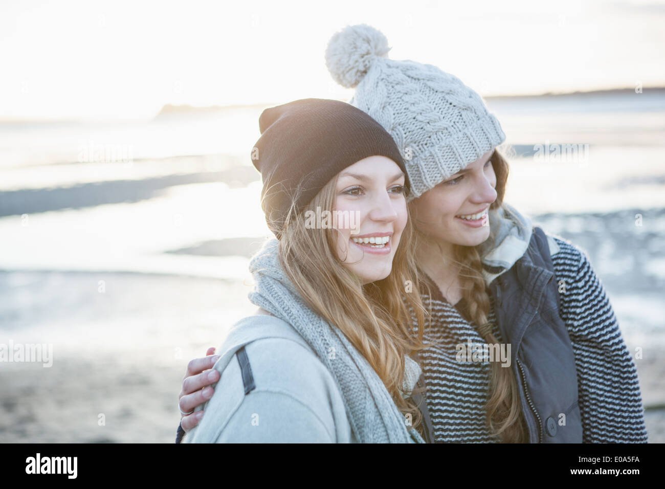 Due amiche per godersi la spiaggia Foto Stock