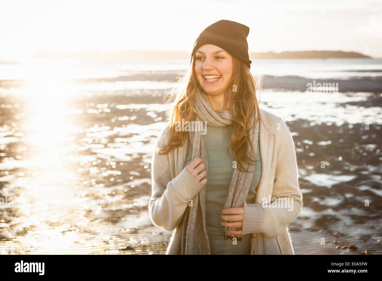 Felice giovane donna sulla spiaggia Foto Stock