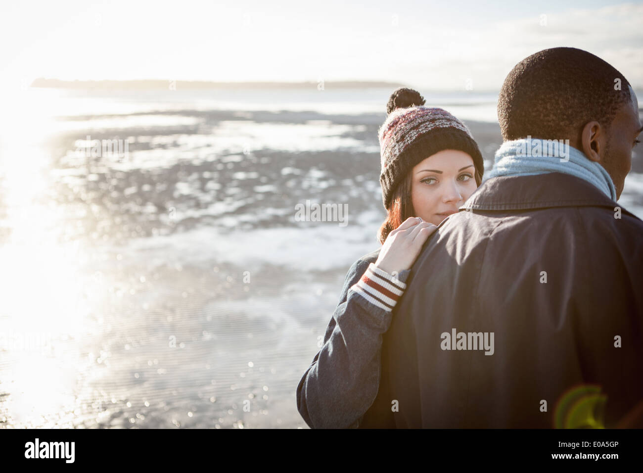 Romantico coppia giovane di camminare sulla spiaggia Foto Stock