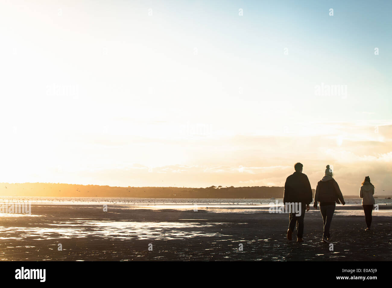 Amici adulti fuori passeggiando lungo la costa Foto Stock