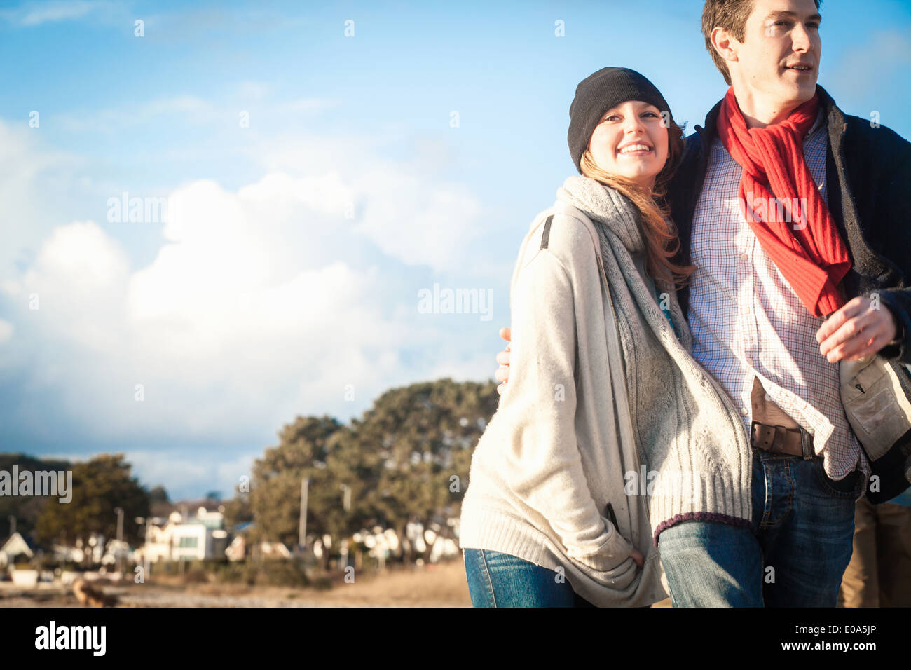 Coppia romantica fuori passeggiando lungo la costa Foto Stock