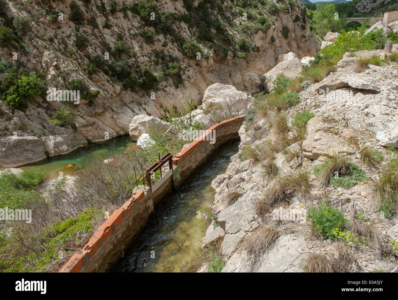 Acqua impianto di irrigazione nelle Gorges de Gouleyroux, formata dal fiume Verdouble nell Aude, Francia meridionale Foto Stock