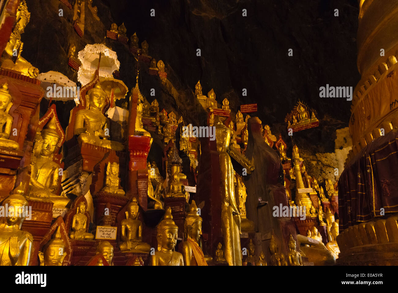 Statue buddiste in grotta di Pindaya, Stato Shan, Myanmar Foto Stock