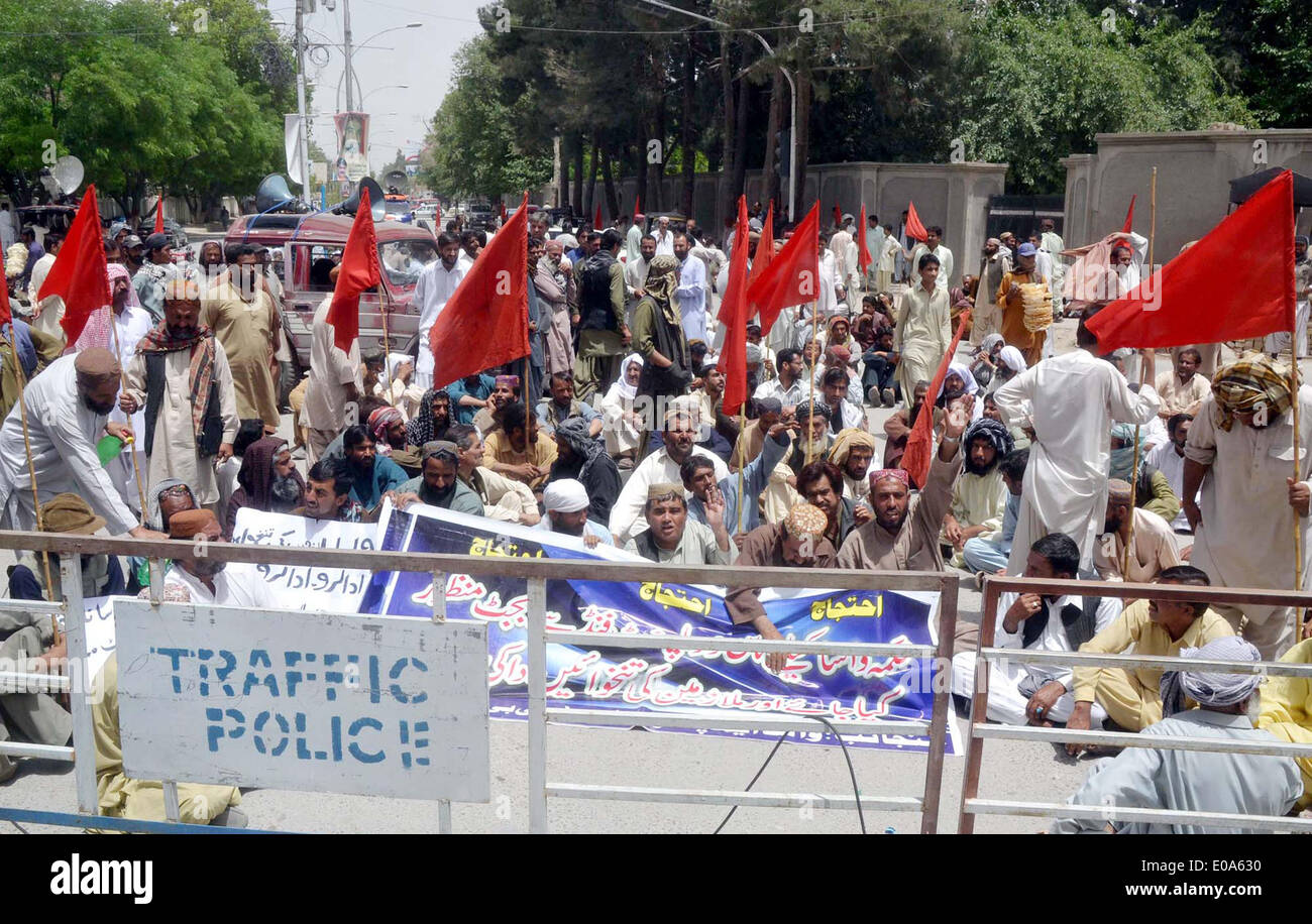 Karachi, Pakistan, 07th maggio, 2014. I membri di acqua ed igiene competente (WASA) dipendenti Unione chant slogan contro il mancato pagamento della quota dei salari durante la manifestazione di protesta a TNT Chowk a Quetta Mercoledì, Maggio 07, 2014. Credito: S.Imran Ali PPI/images/Alamy Live News Foto Stock