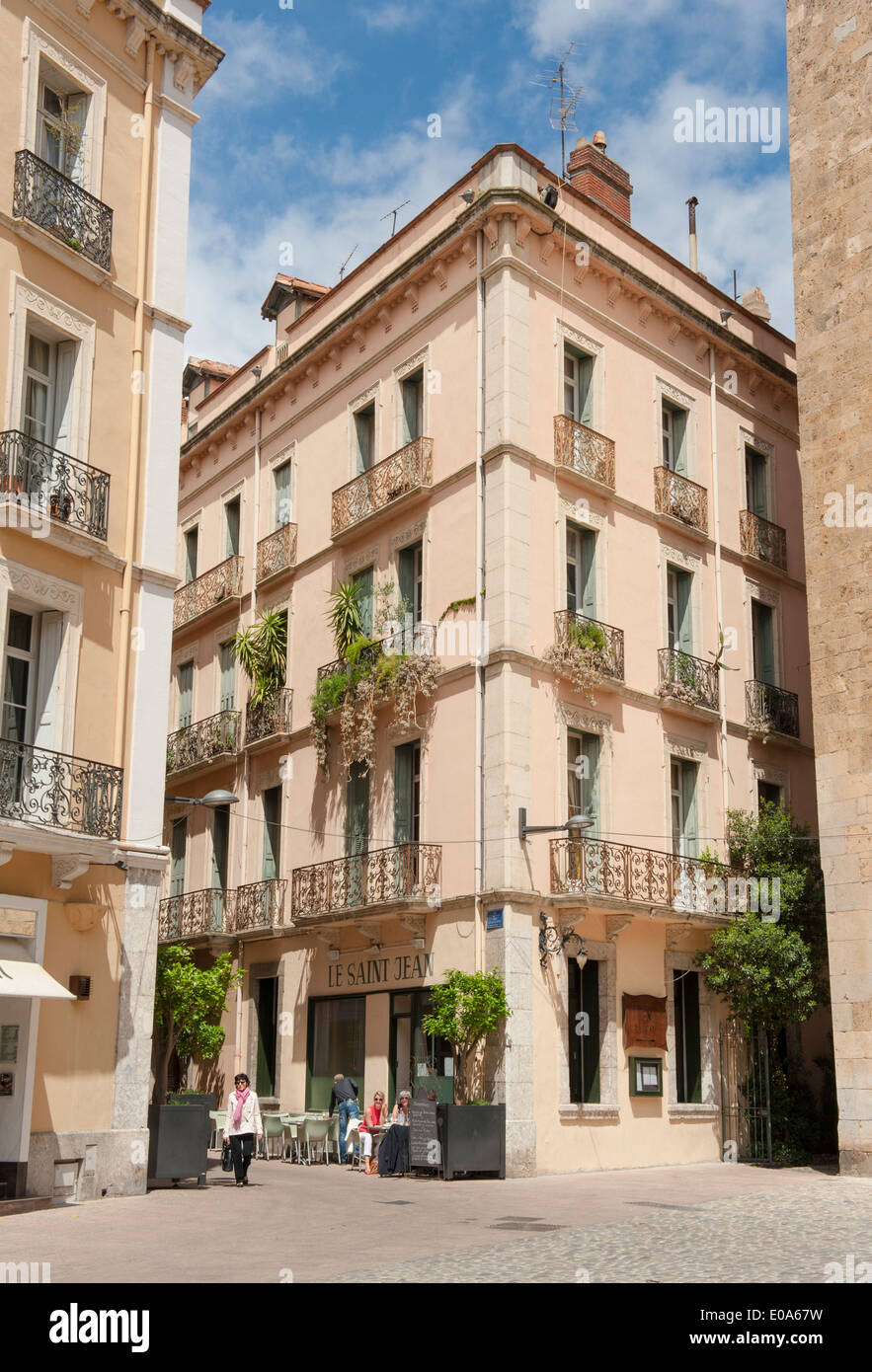 Il Bistro Saint-Jean, un piccolo e caratteristico ristorante vicino a Perpignan la cattedrale di Jean Baptiste a Leon Gambetta square Foto Stock