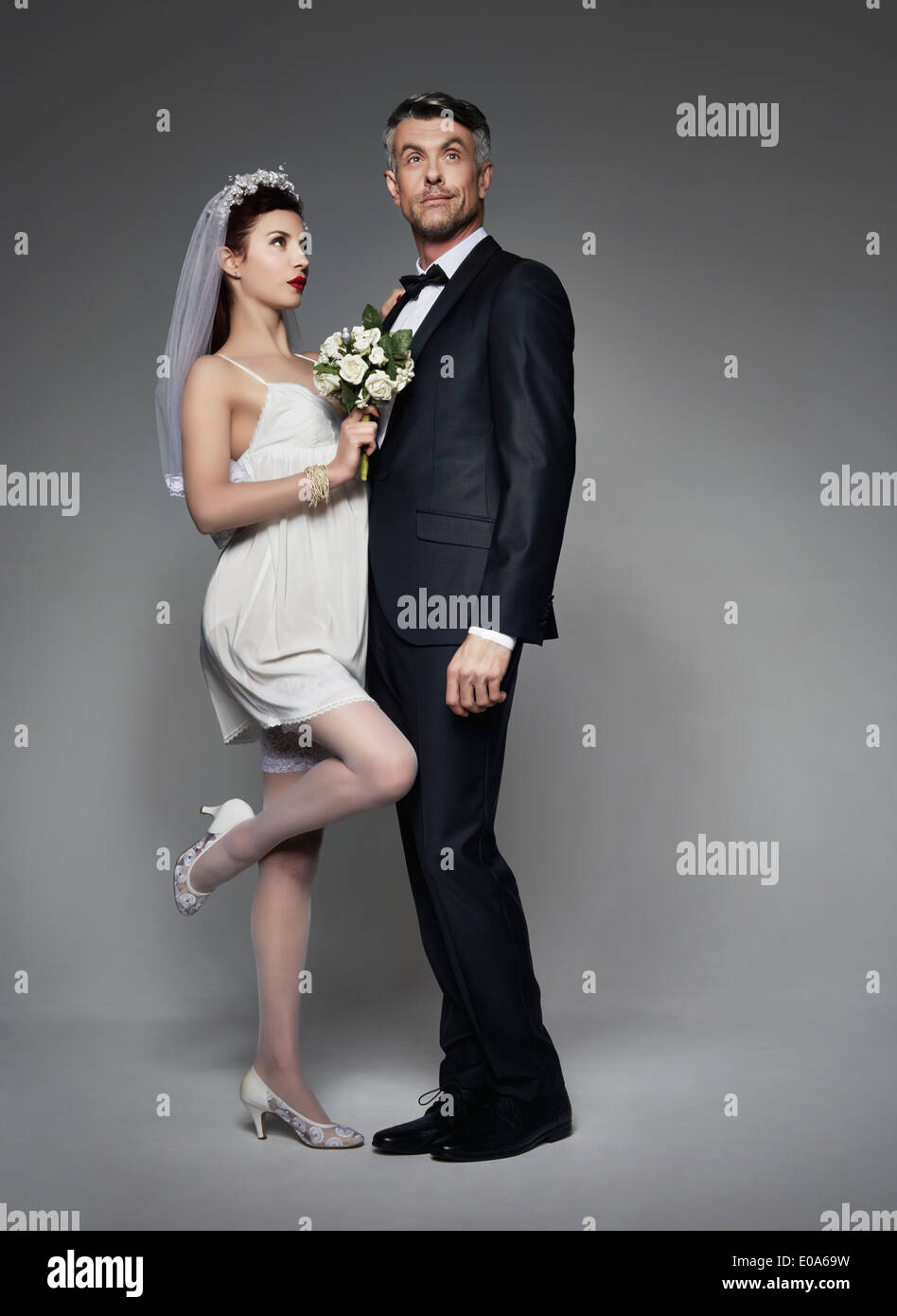 Lo sposo con la sposa in stile burlesque costume Foto Stock