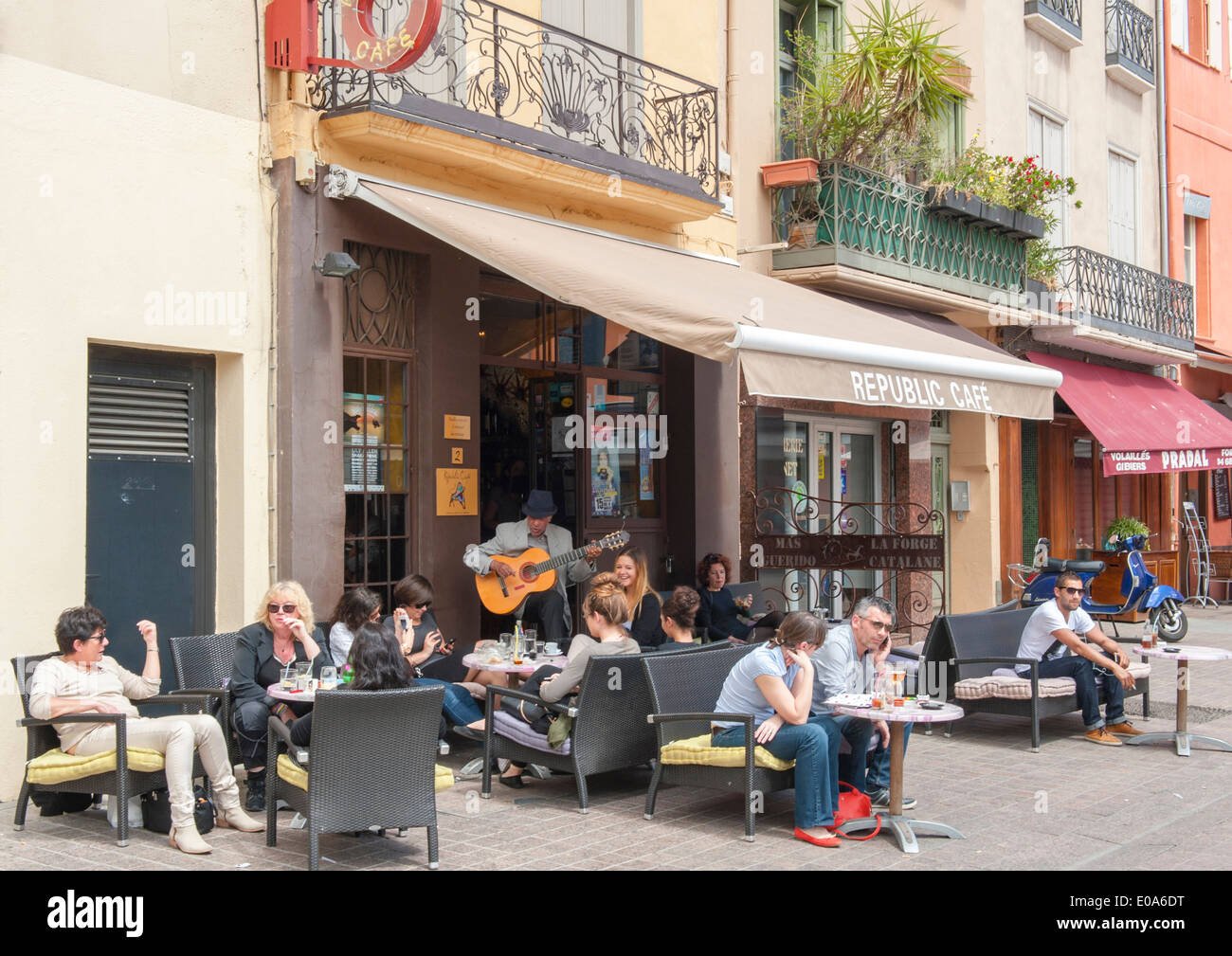 Per coloro che godono di drink e musica dal vivo al bar presso la piazza Place de la République a Perpignan, Francia Foto Stock