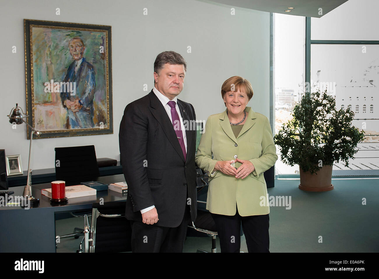 Berlino, Germania. 07 Maggio, 2014. Dispensa - un handout picture messi a disposizione dalla Repubblica Federale Tedesca Ufficio Stampa/Bergmann/dpa mostra il Cancelliere Angela Merkel (CDU) ricevente ucraino candidato presidenziale Petro Poroshenko per un incontro presso il cancelliere federale dell'ufficio a Berlino, Germania, 07 maggio 2014. : IN COLLEGAMENTO il report corrente. Credito Mandetory HANDOUT/dpa/Alamy Live News Foto Stock