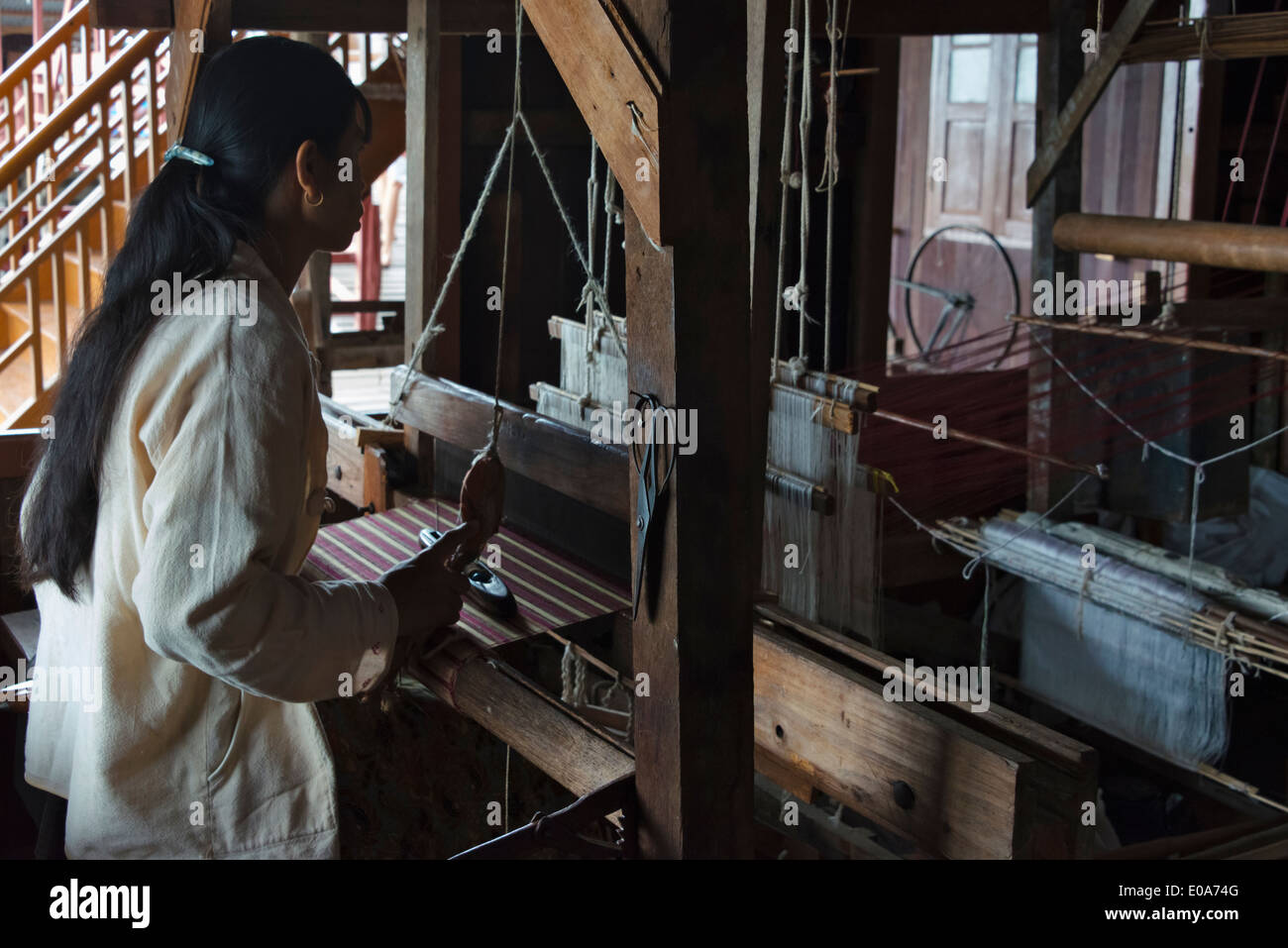 Donna dalla tessitura telaio, Lago Inle, Stato Shan, Myanmar Foto Stock