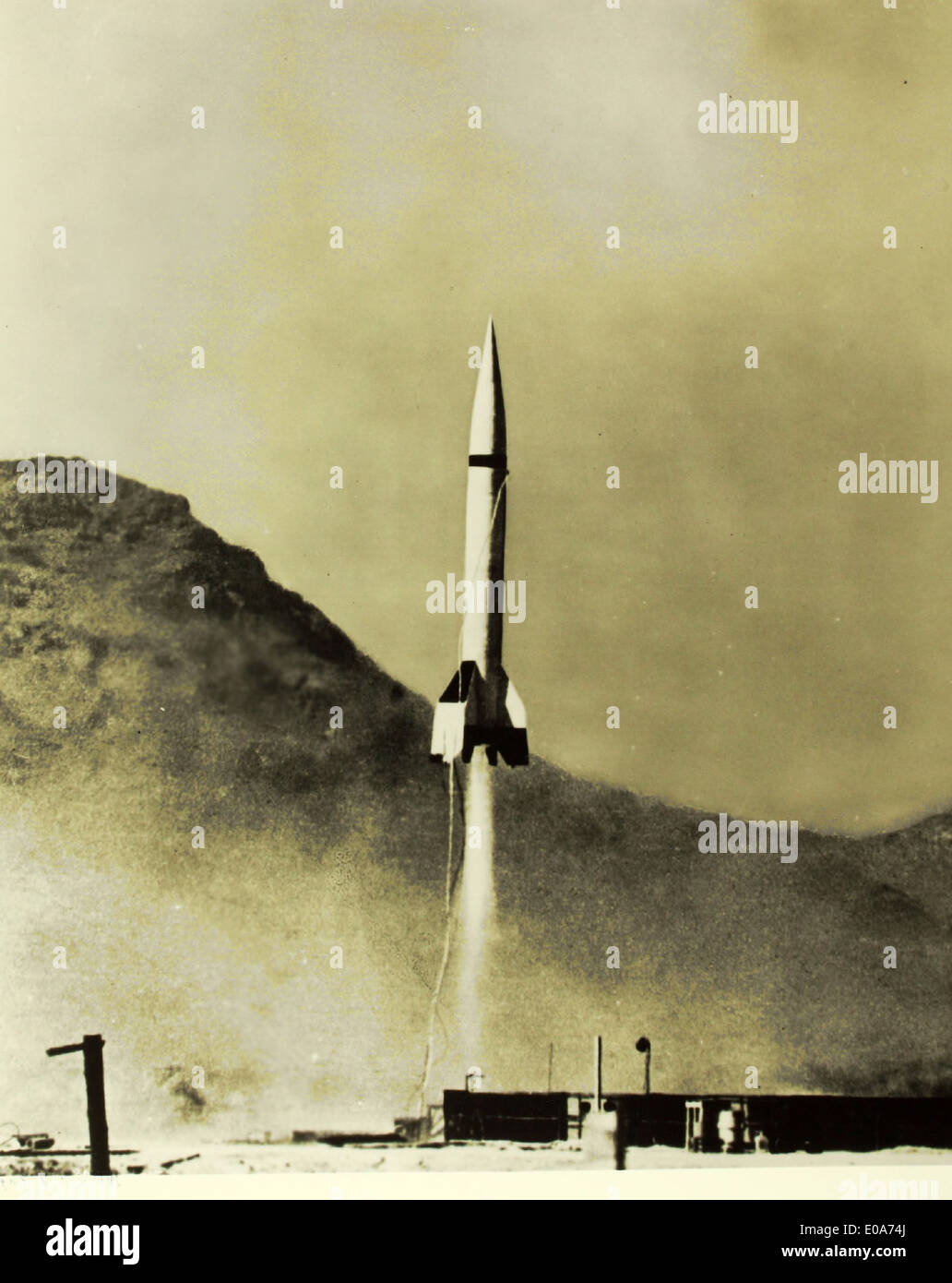 L'MX-774, catturato in una foto lucida, era un primo razzo sperimentale sviluppato dalla NASA nel 1948. Faceva parte dei primi sforzi del programma spaziale statunitense per comprendere la missilistica e il volo spaziale. Foto Stock L'MX-774, catturato in una foto lucida, era un primo razzo sperimentale sviluppato dalla NASA nel 1948. Faceva parte dei primi sforzi del programma spaziale statunitense per comprendere la missilistica e il volo spaziale. Foto Stock