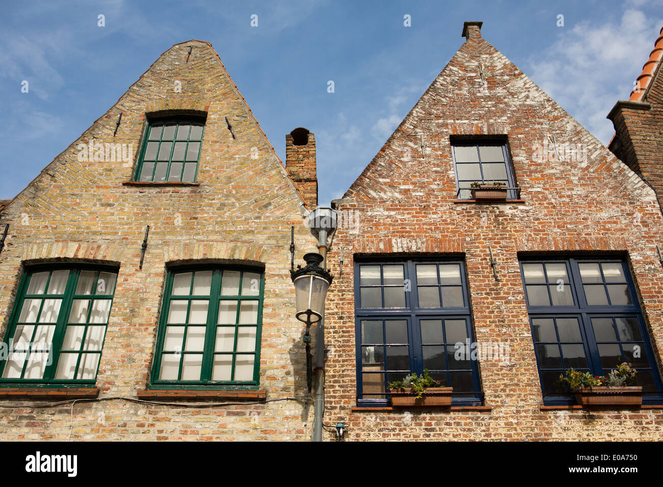 Due case con timpano olandese di tetti, Bruges Foto Stock