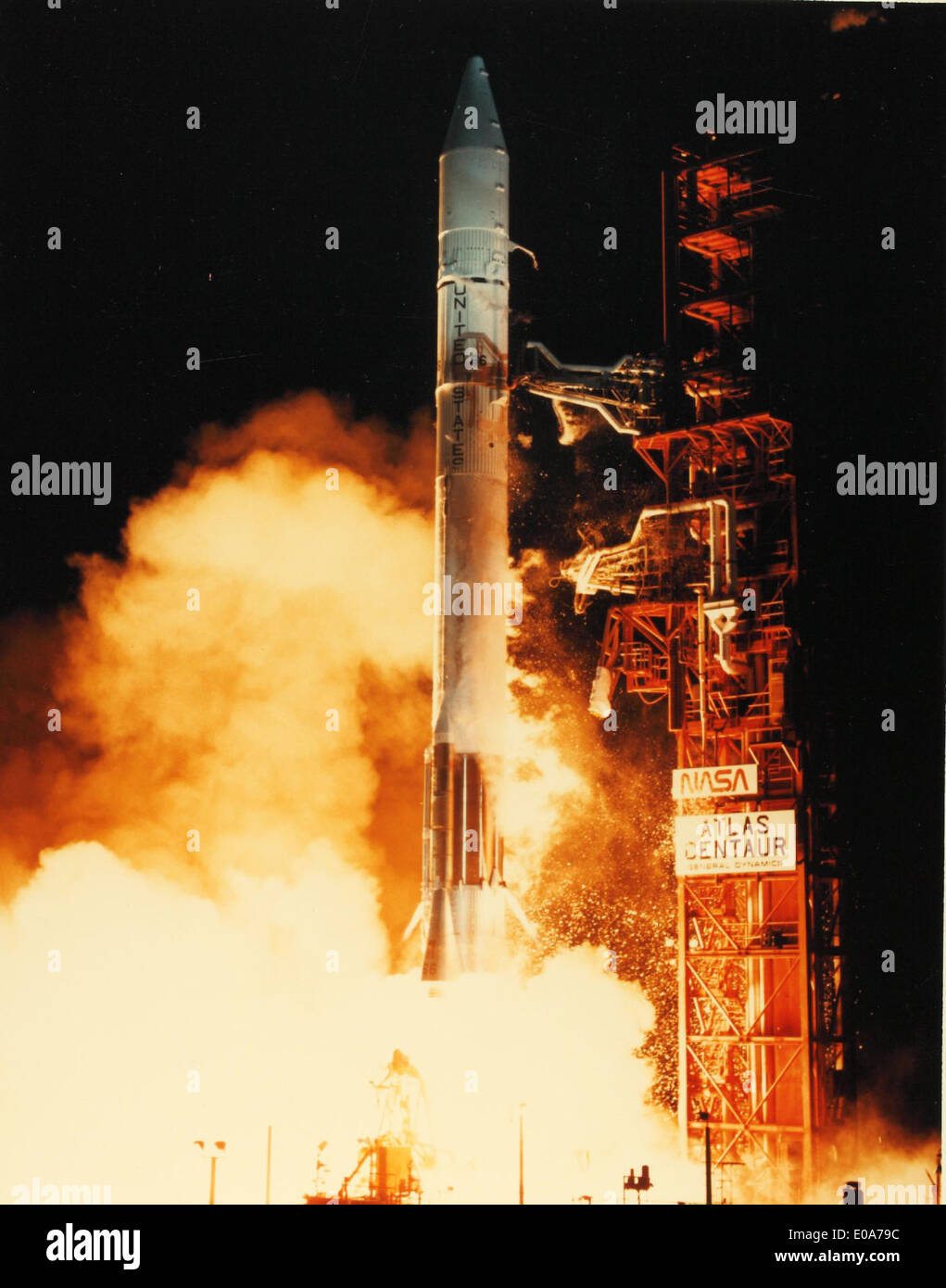 Questa foto lucida mostra il razzo Atlas Centaur, un protagonista chiave del programma spaziale statunitense. È stato progettato per posizionare satelliti in orbita e ha svolto un ruolo importante nello sviluppo dell'esplorazione spaziale negli anni '1960 Foto Stock Questa foto lucida mostra il razzo Atlas Centaur, un protagonista chiave del programma spaziale statunitense. È stato progettato per posizionare satelliti in orbita e ha svolto un ruolo importante nello sviluppo dell'esplorazione spaziale negli anni '1960 Foto Stock