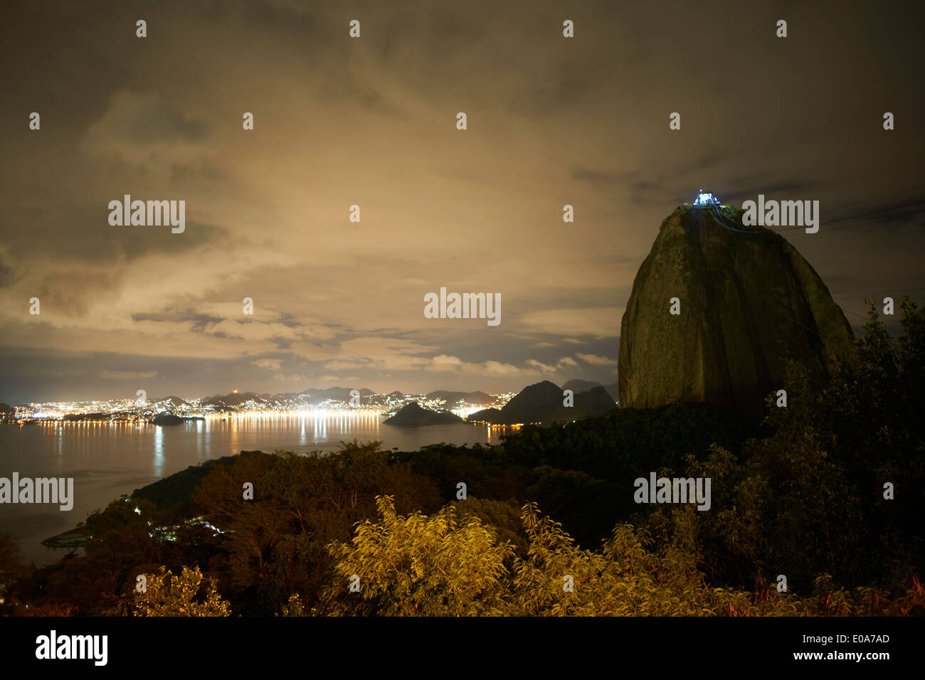 Vista la montagna Sugar Loaf di notte, Rio de Janeiro, Brasile Foto Stock