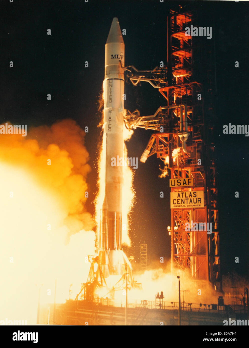 L'Atlas Centaur era una combinazione del razzo Atlas e dello stadio superiore Centaur, progettato per lanciare carichi utili nello spazio. Sviluppato dalla NASA, è stato utilizzato per una varietà di missioni spaziali, tra cui il lancio di satelliti e sonde interplanetarie negli anni '1960 e '1970 Foto Stock L'Atlas Centaur era una combinazione del razzo Atlas e dello stadio superiore Centaur, progettato per lanciare carichi utili nello spazio. Sviluppato dalla NASA, è stato utilizzato per una varietà di missioni spaziali, tra cui il lancio di satelliti e sonde interplanetarie negli anni '1960 e '1970 Foto Stock