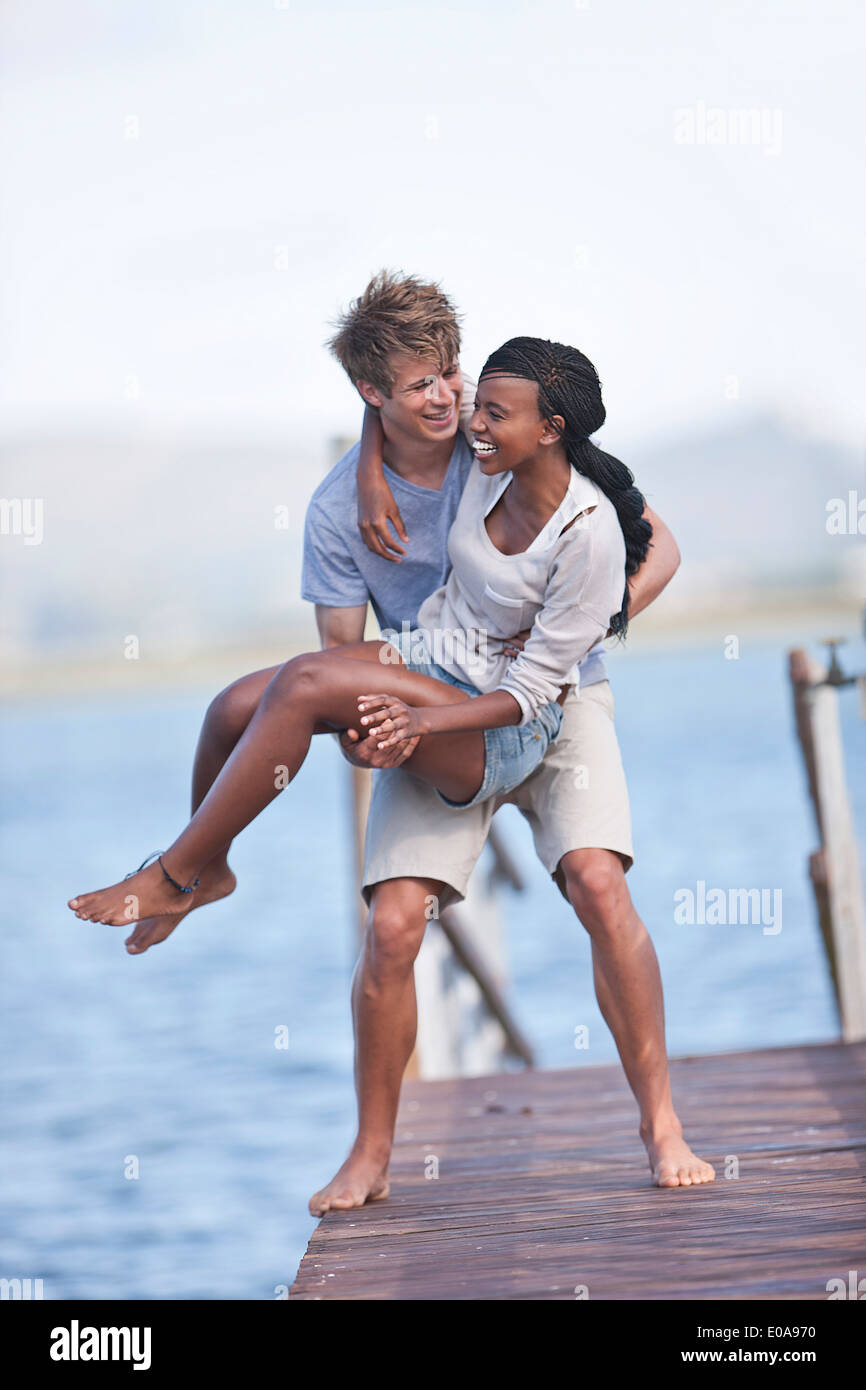 Coppia giovane di jetty, uomo donna di sollevamento Foto Stock