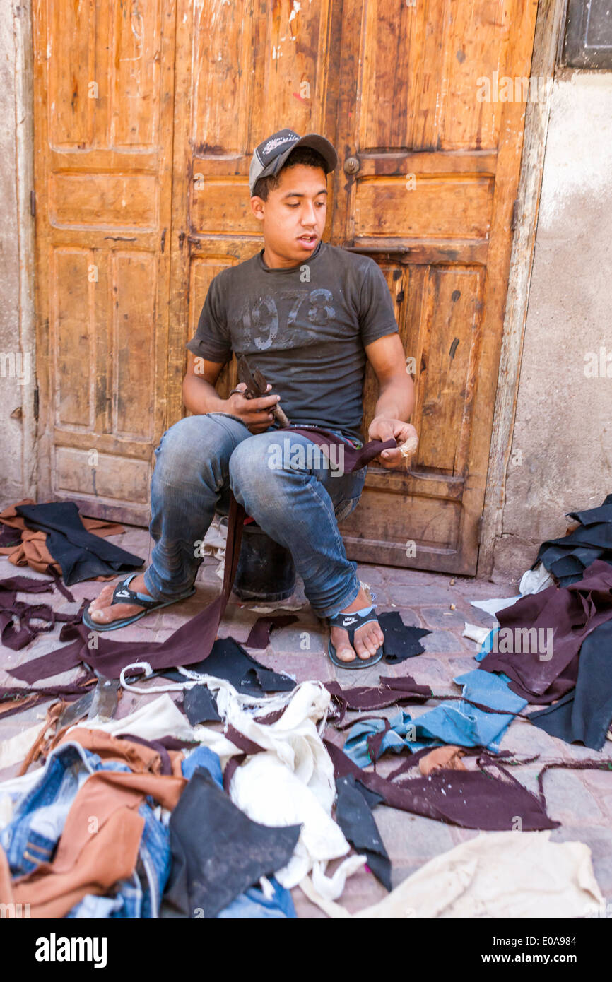 Artigiano presso le strade della Medina di Marrakech, Marocco. Foto Stock