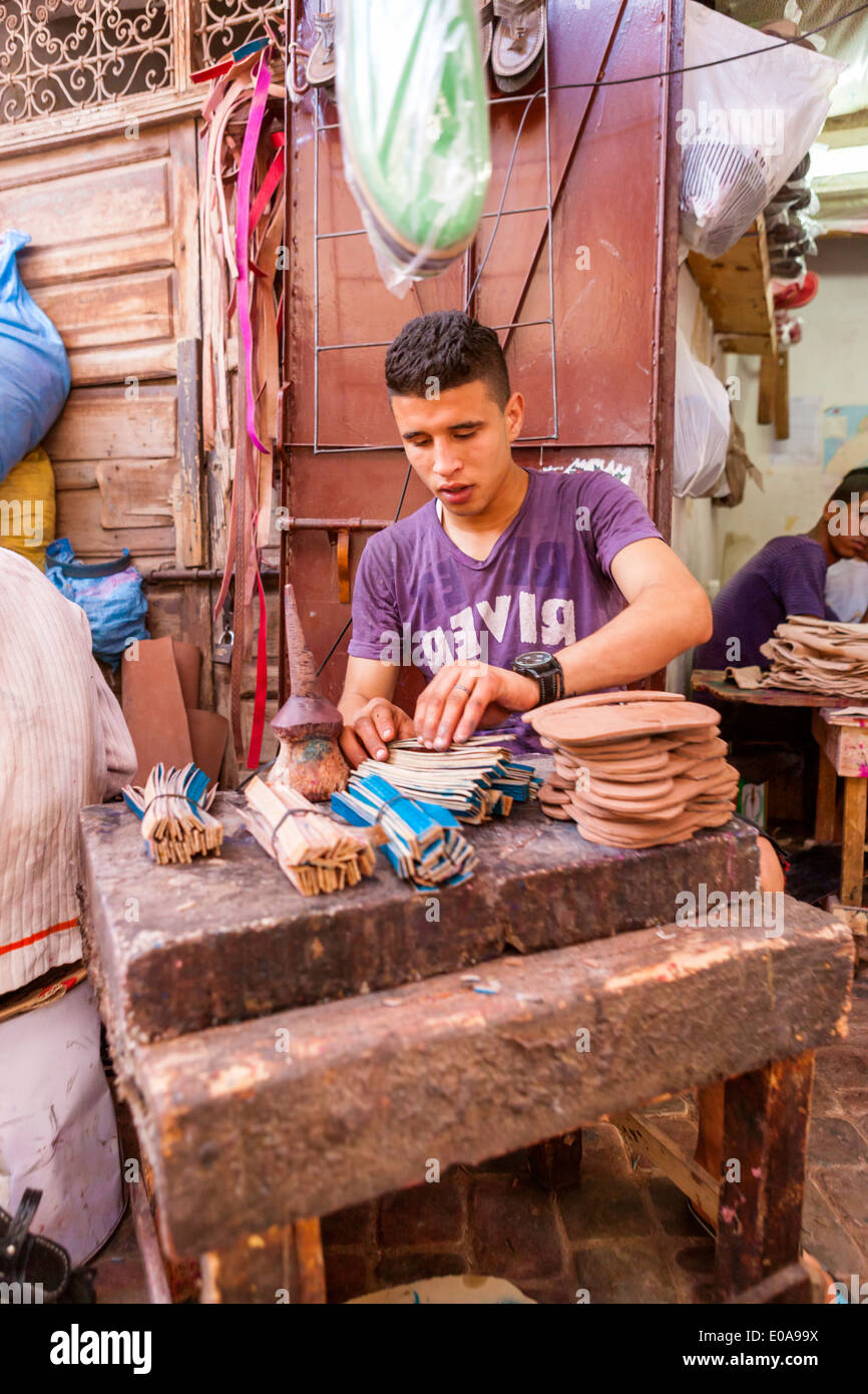 Artigiano presso le strade della Medina di Marrakech, Marocco. Foto Stock