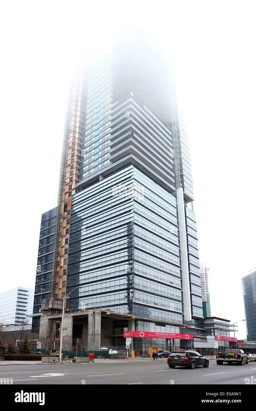 Un grattacielo di mezza coperta di nebbia in Toronto. Foto Stock