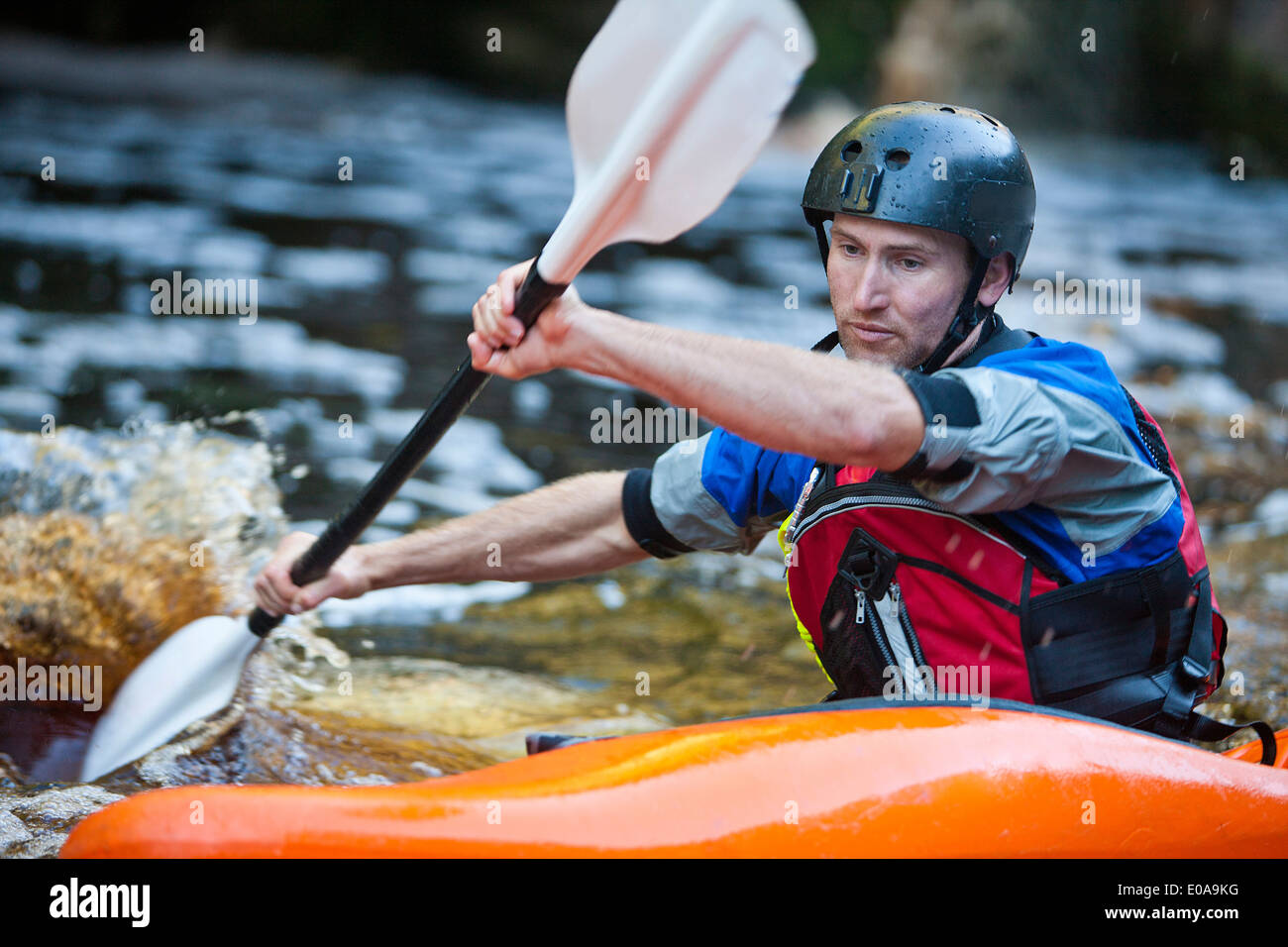 In prossimità di metà uomo adulto kayak sul fiume rapide Foto Stock