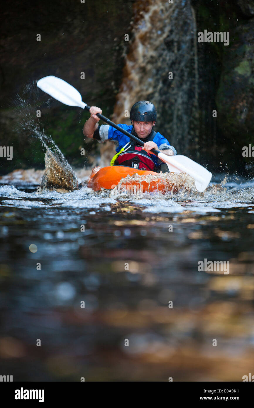 Metà uomo adulto kayak sul fiume Foto Stock