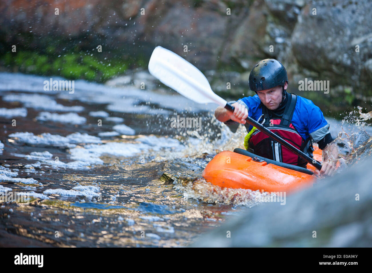 Metà uomo adulto kayak sul fiume rapide Foto Stock