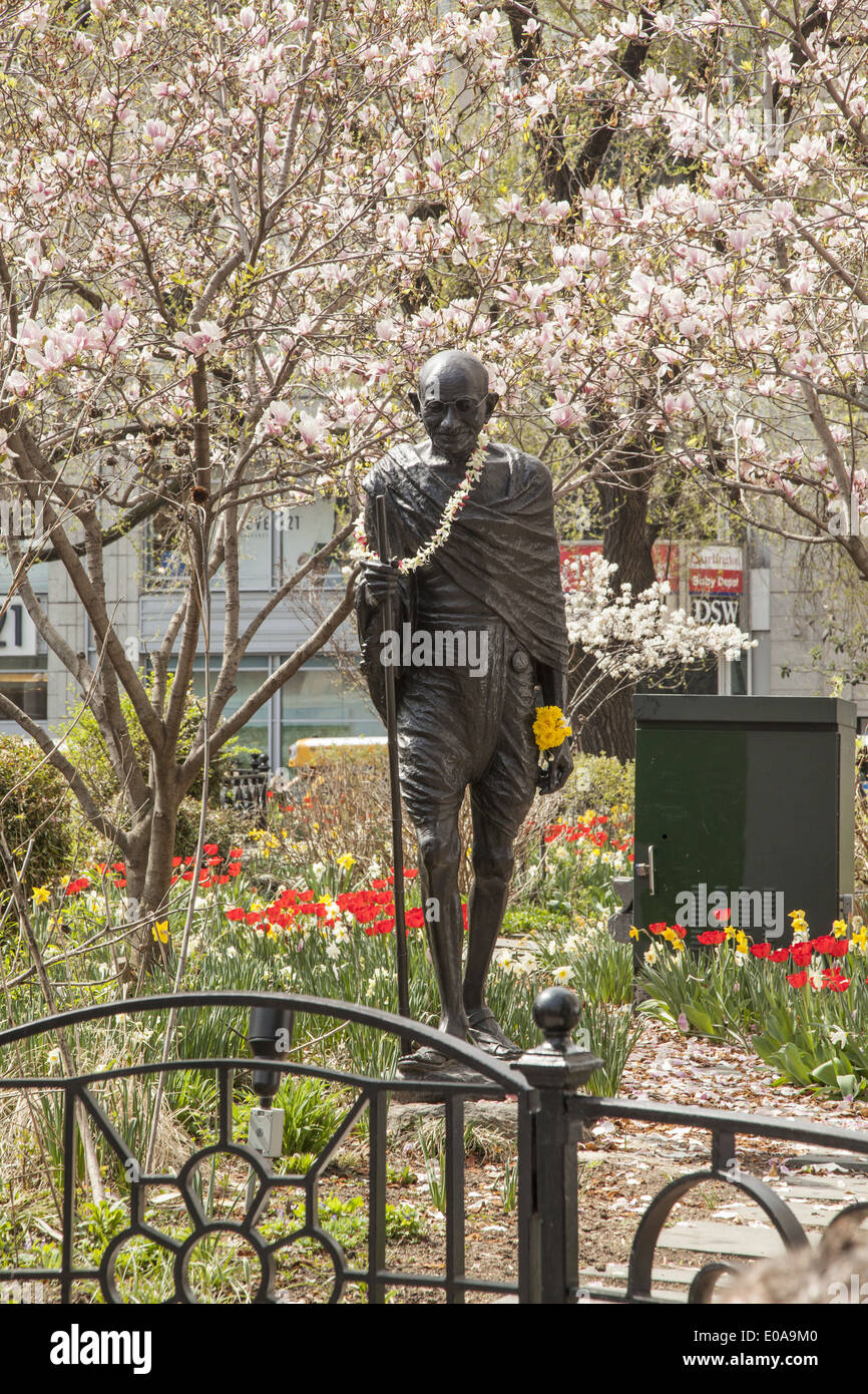 La scultura del Mahatma Gandhi sulla Giornata della Terra a Union Square a Manhattan NYC. Foto Stock