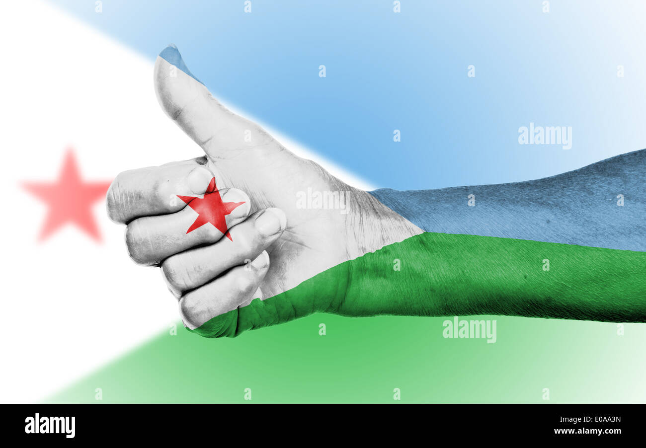 Vecchia donna dando il pollice in alto segno indicatore isolato di Gibuti Foto Stock