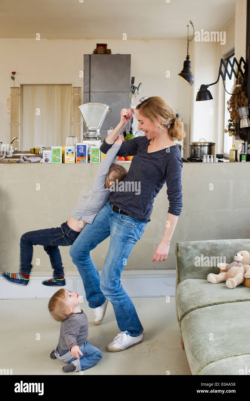 Metà madre adulto a giocare con le sue due giovani figlie Foto Stock