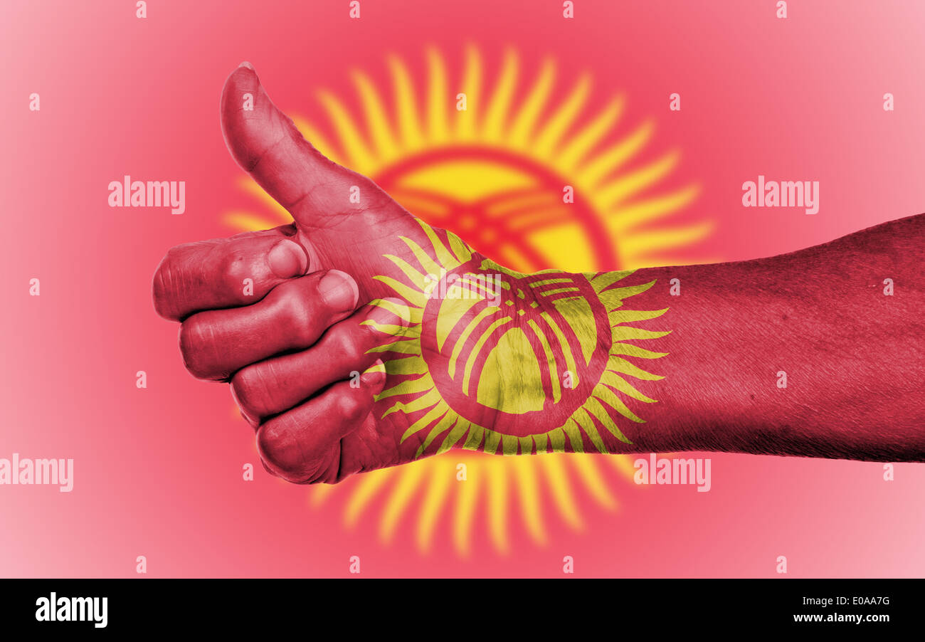 Vecchia donna dando il pollice in alto segno isolato bandiera del Kirghizistan Foto Stock