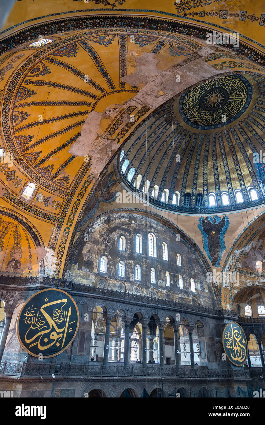 Guardando verso la cupola centrale dalla galleria superiore, Aya Sofya, Sultanahmet, Istanbul, Turchia Foto Stock