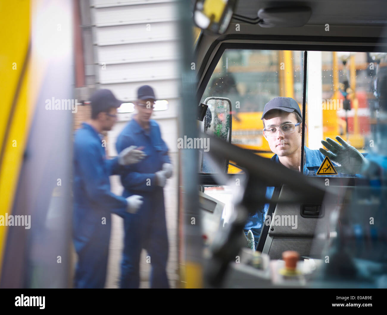 Ingegneri riflessa in uno specchio in carrello fabbrica di riparazione Foto Stock