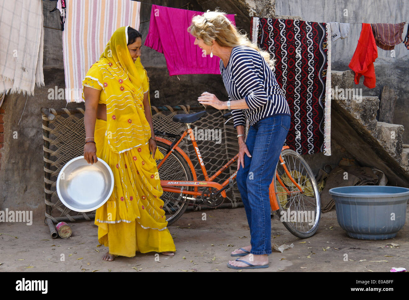 Turista che mostra la foto di un villaggio indiano donna, Modhera, Gujarat, India Foto Stock